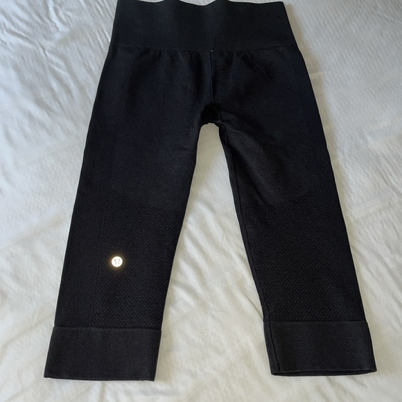 NEW Lululemon Seamlessly Street Crop Leggings in Black size 4 - Picture 9 of 12